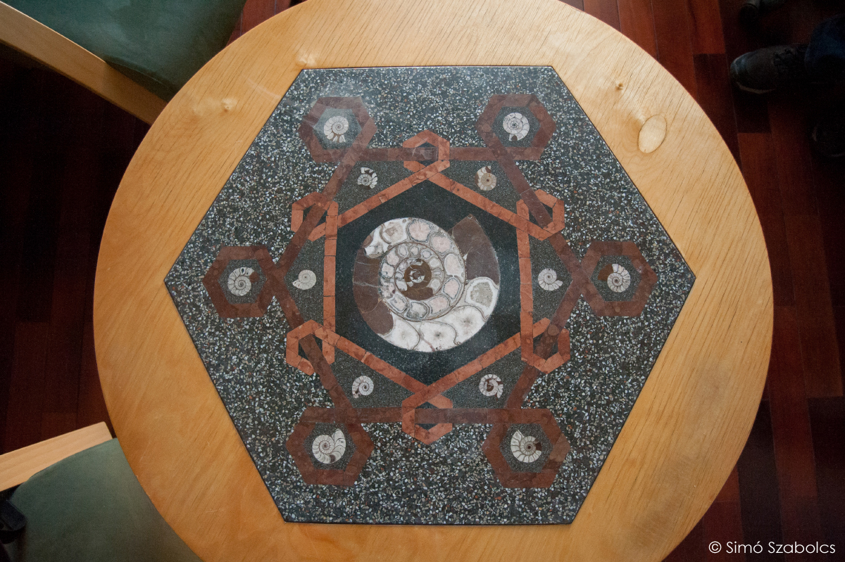 Az ammonitesz metszetekkel díszített asztal hagyományosan a mindenkori tárvezetőé